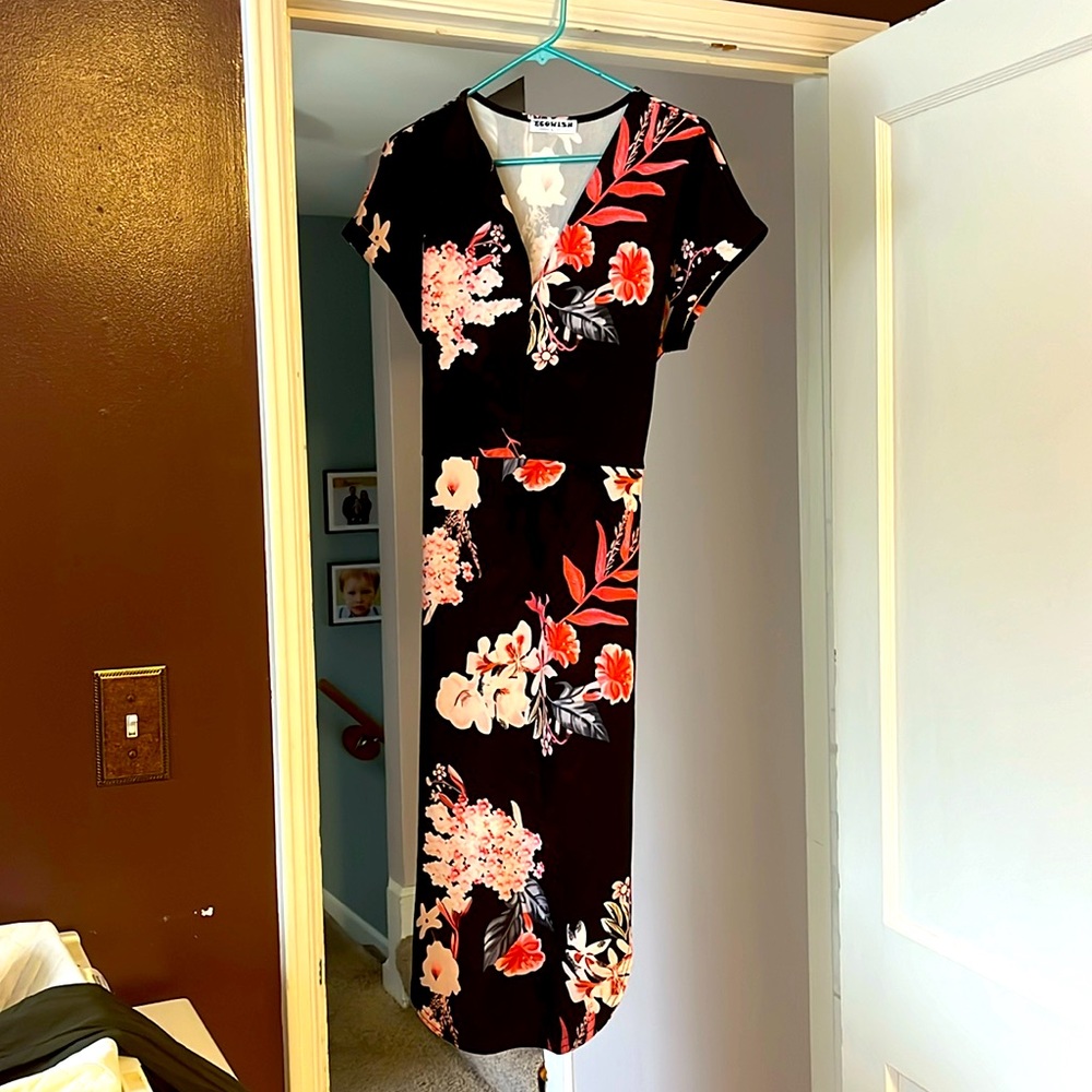 Large dress. Purchased on Amazon. Never worn.